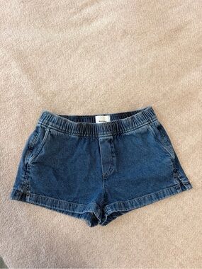 Reformation Theo Low Rise 2.5 Pull On Denim Shorts in Chrissie